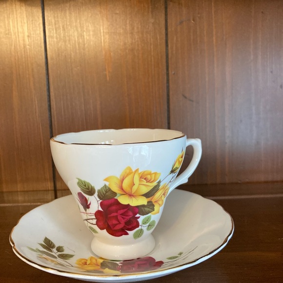 Vintage royal Sutherland bone china tea cup and saucer - Picture 8 of 9
